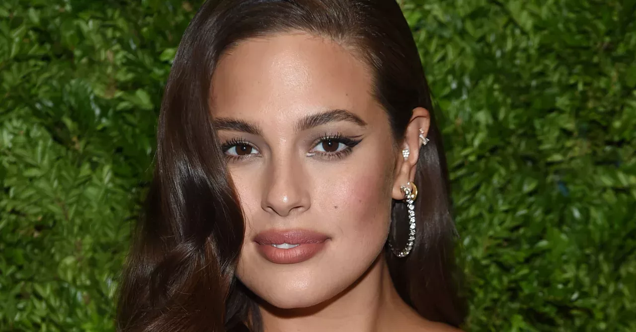 Ashley Graham proudly displays herself while pumping breast milk in a taxi!