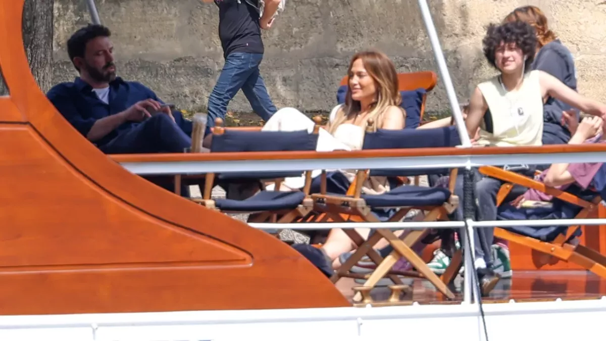 Ben Affleck and Jennifer Lopez moments before Affleck's viral nap