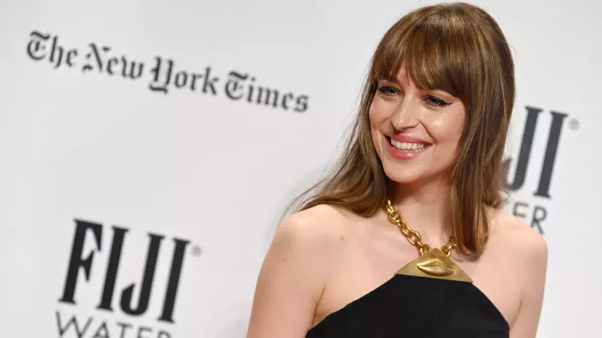 Bottleneck bangs on Dakota Johnson