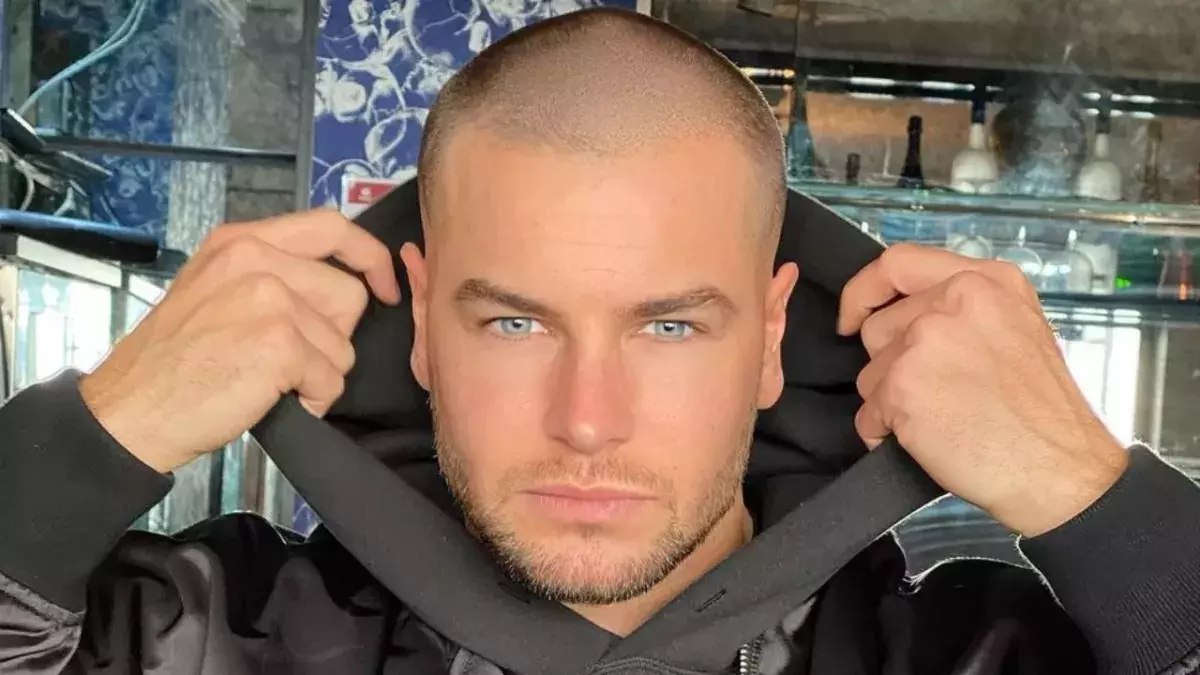 Chris Hughes reveals he’s happy without abs