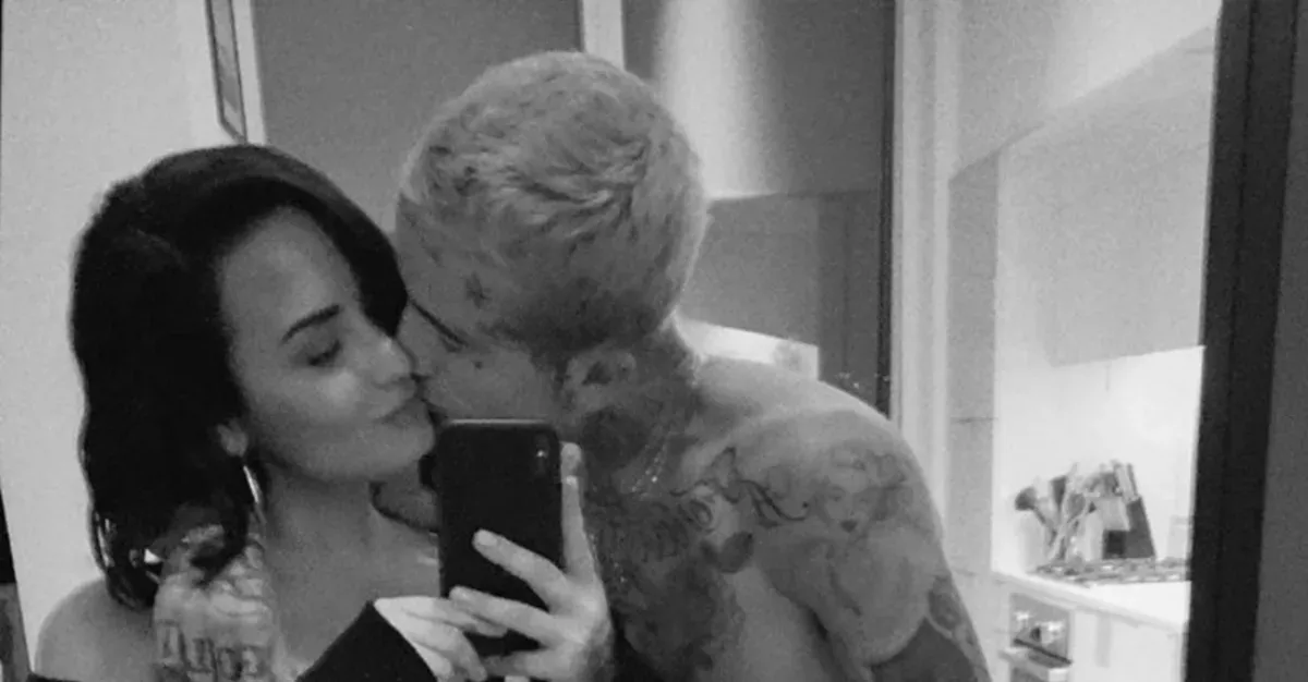 Is Demi Lovato Pregnant?!