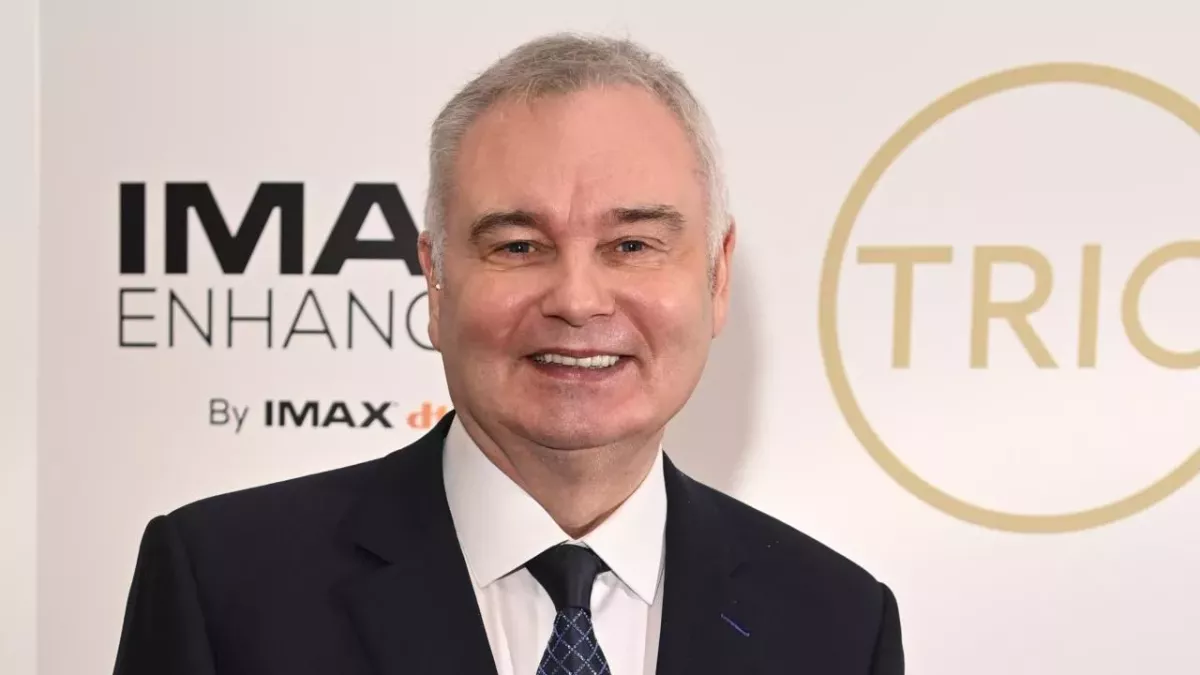 Eamonn Holmes skintight shorts photo