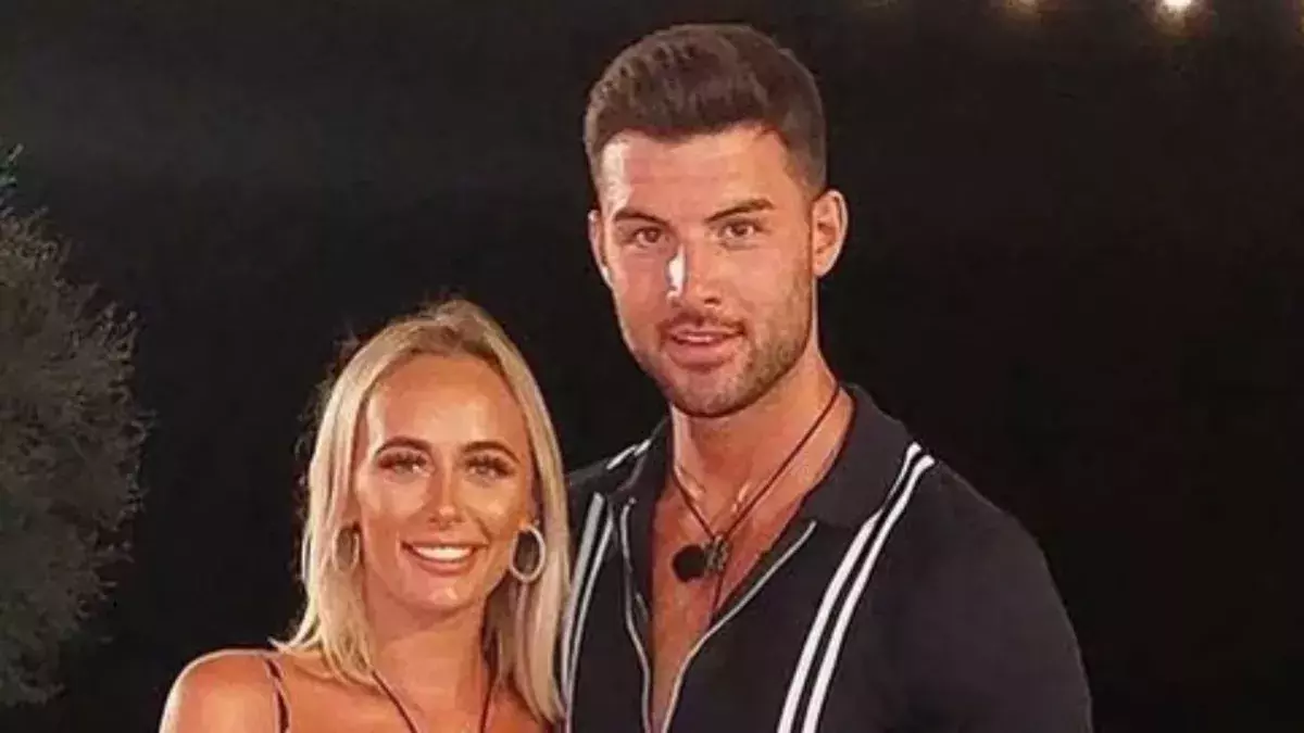 Fans want Millie to dump Liam in final and take £50k for herself