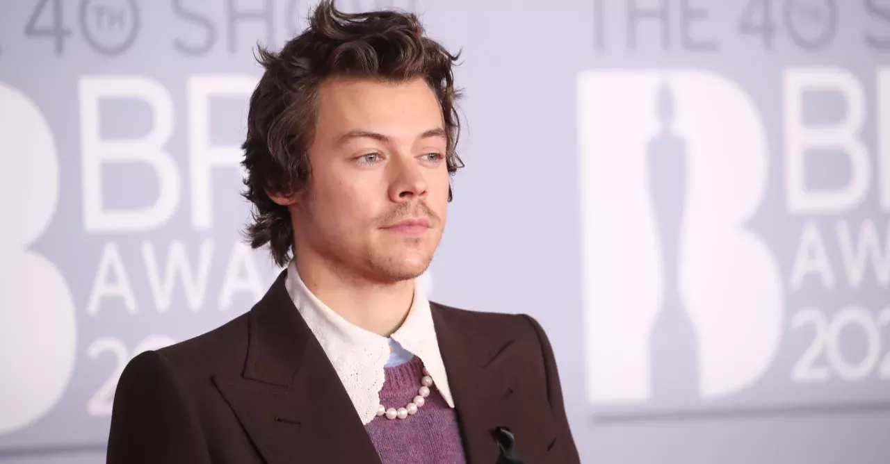 Harry Styles sporting black ribbon at the Brit Awards 2020