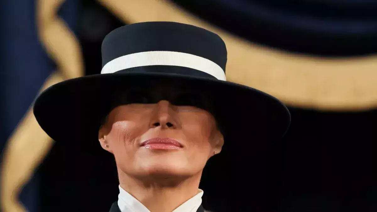 Melania Trump Slovenia statue stolen previous set fire wooden news