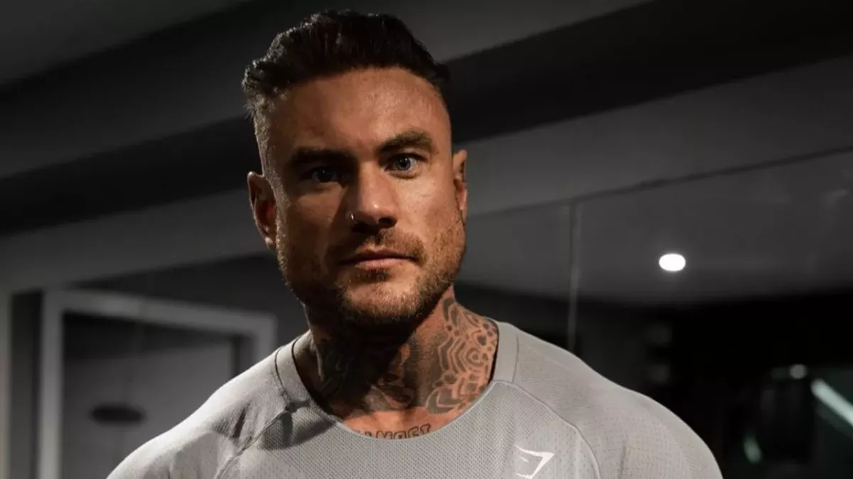 Thomas Powell: Former Islander undergoes breast reduction operation 