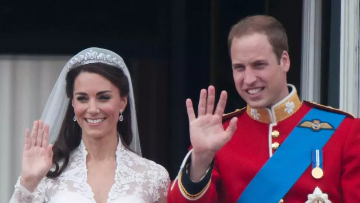 Pince William Kate Middleton wedding uniform outfit 