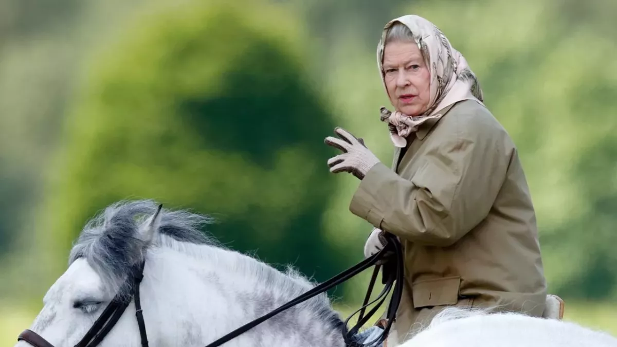 Queen Elizabeth II statue sold for a huge amount