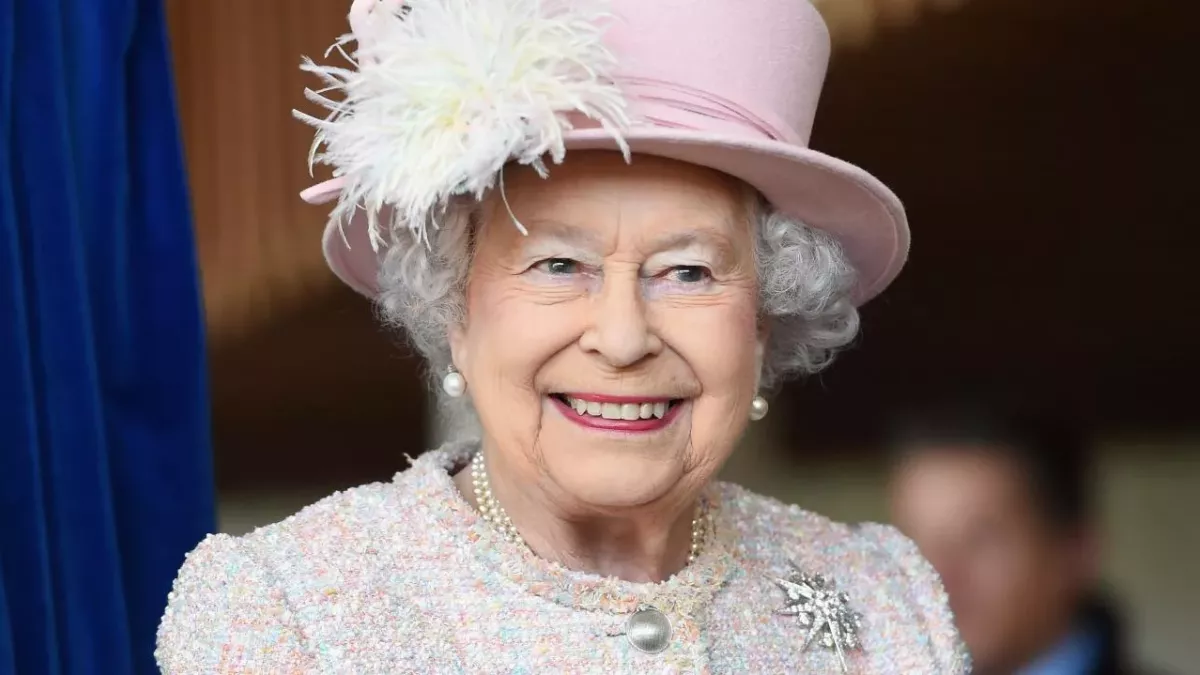 The Queen warns Meghan Markle abour her family drama 