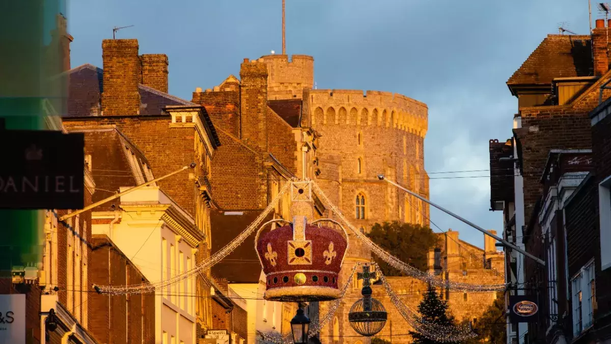 Windsor Castle: Break in on Christmas day to assassinate the Queen