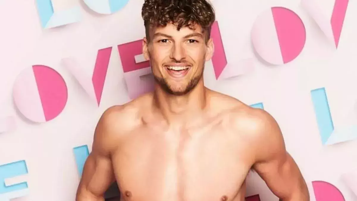 Love Island Contestants