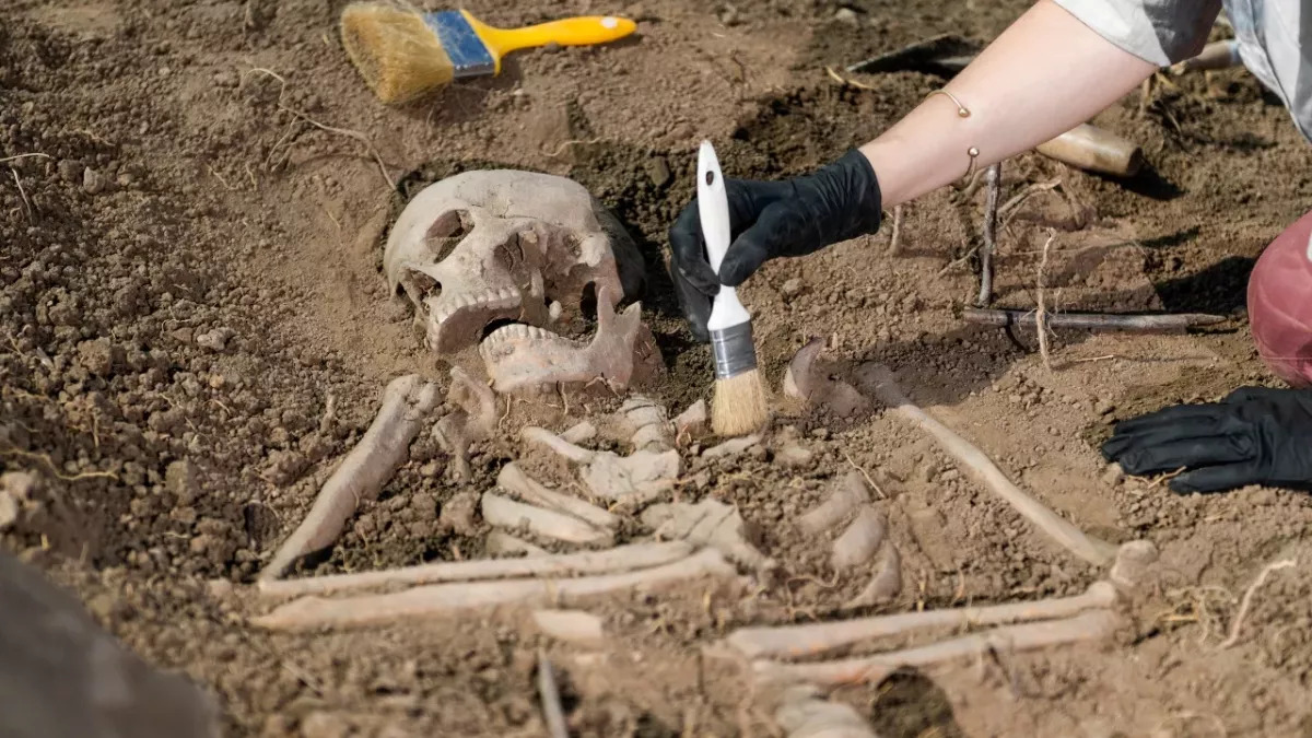 archeologists discover gloomy pregnant woman tomb birth