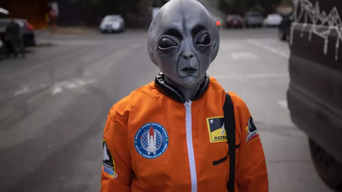 'Non-human' corpses put on display at UFO convention (VIDEO)