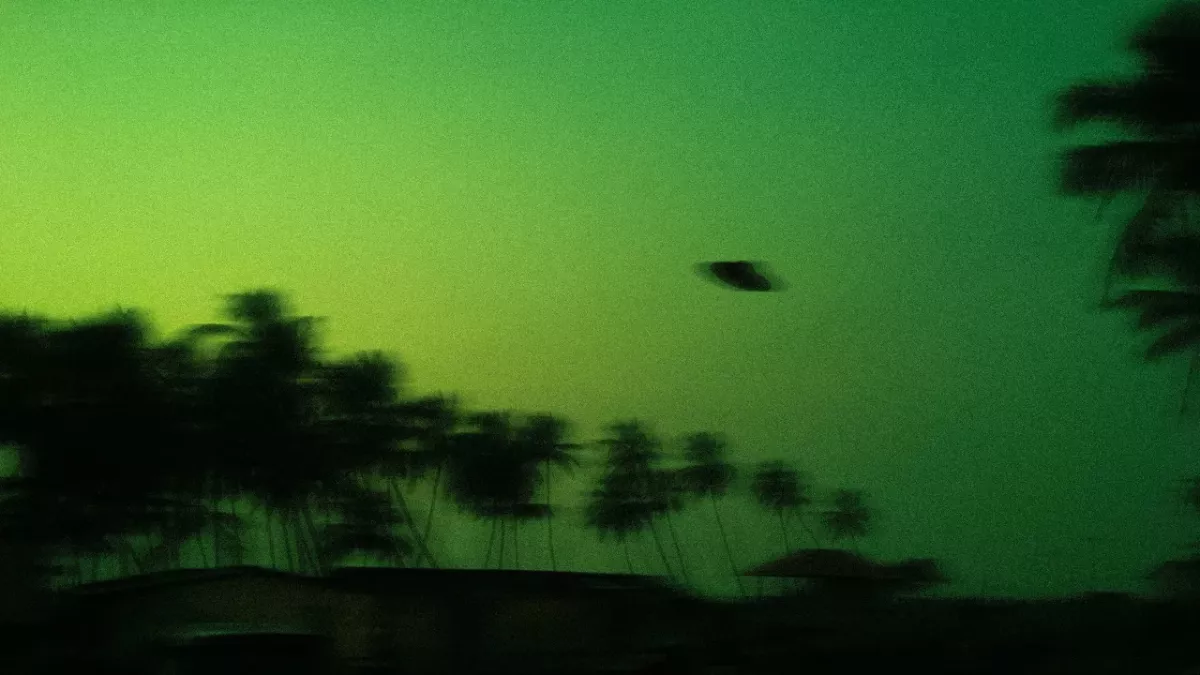 UFO loud bang USA physicist Harvard