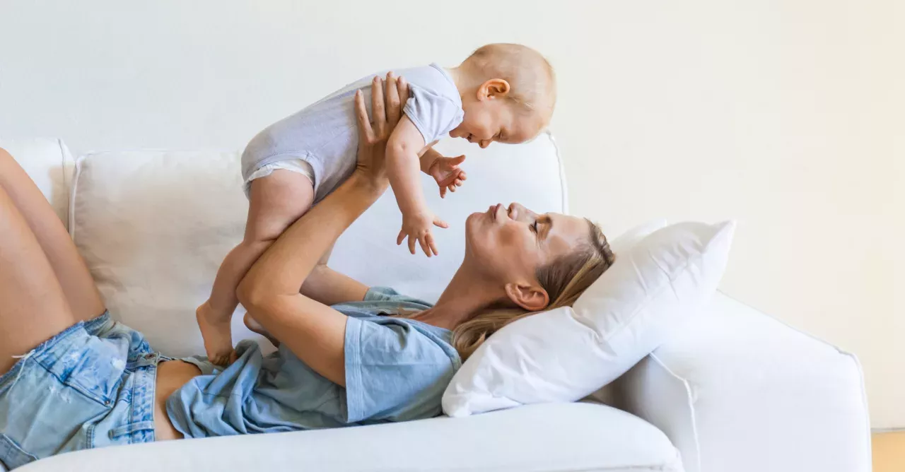 After receiving a kiss from her mother, this baby had to fight to keep her eyesight 