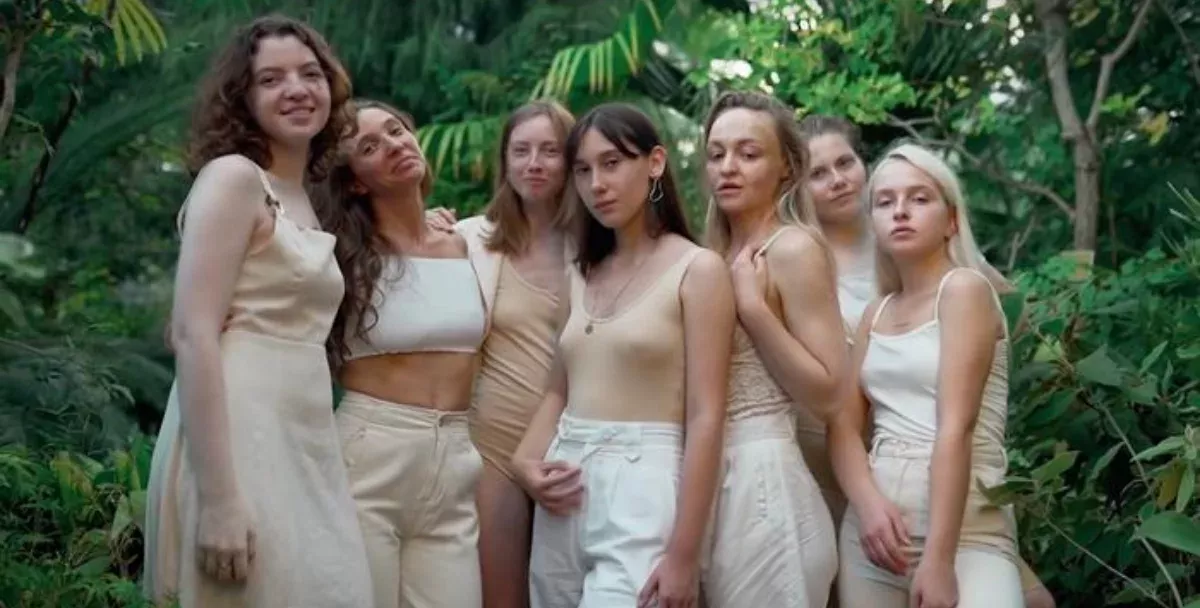 Blogger Tusya (far right) and the "I'm all right" campaigners