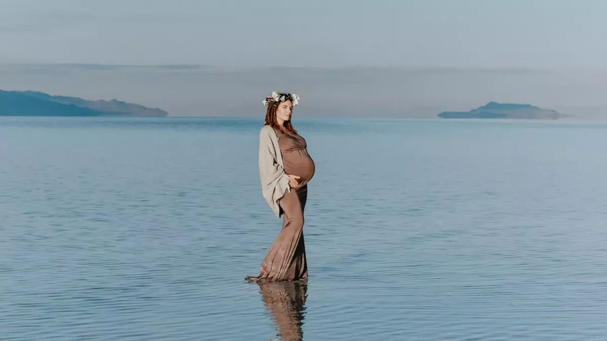 This man wanted to take a photo of pregnant wife on the beach, what happens next is shocking
