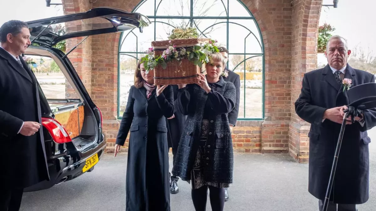 'Stingy' husband made wife promise to bury him with his money, what she did next will surprise you