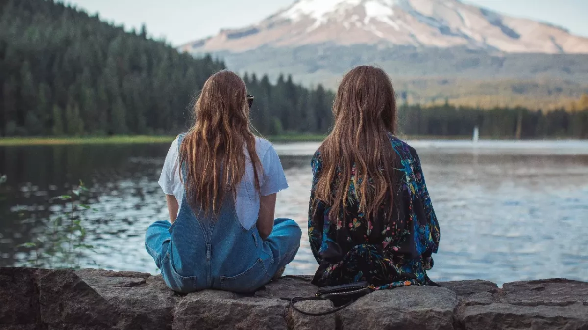 Two women in a relationship for 2 years discover that they probably have the same father