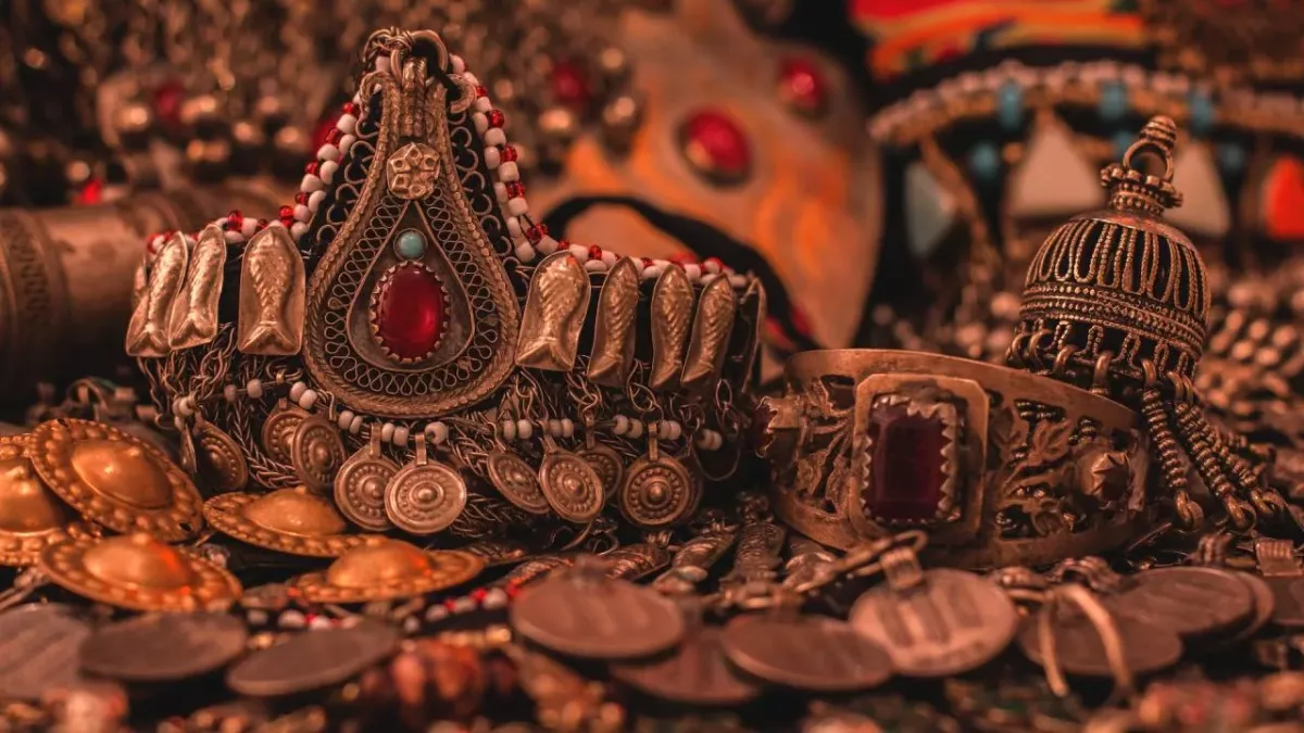 UK British couple discovery house gold coins