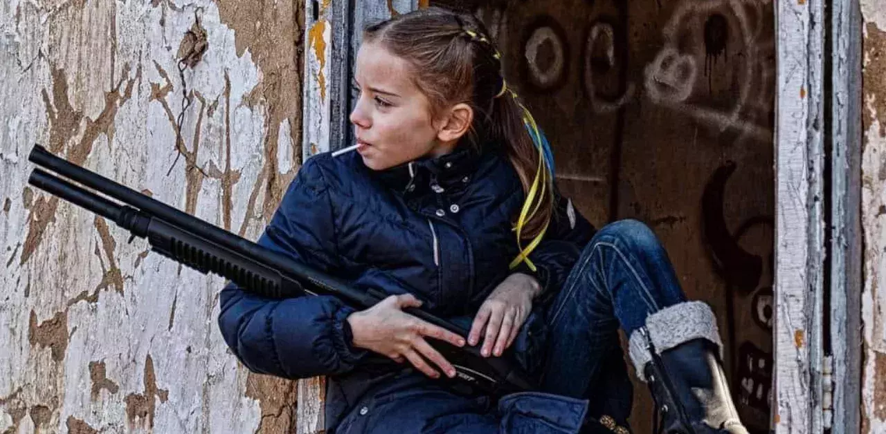 War in Ukraine: This photo of an armed girl is not what you think