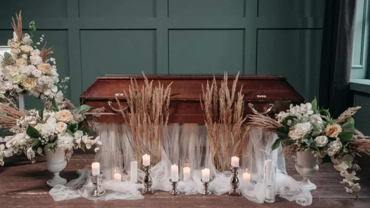 Woman declared dead but wakes up 8 hours later during her funeral (VIDEO)