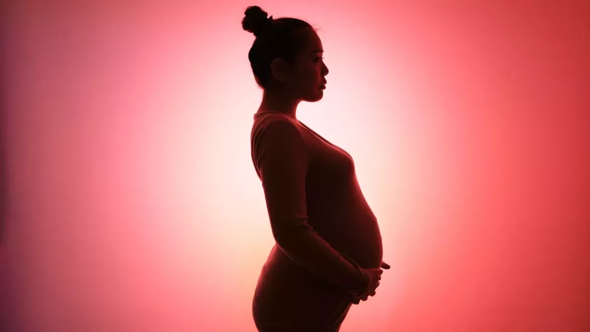 woman gives birth to twins two days apart