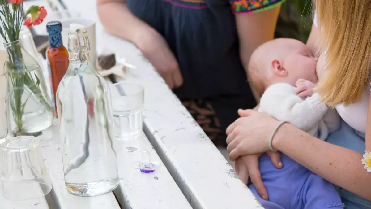 Woman receives a shocking note after breastfeeding her baby in public