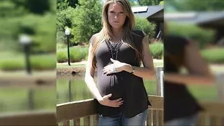 This woman's pregnancy photoshoot was actually a tribute to her late husband.