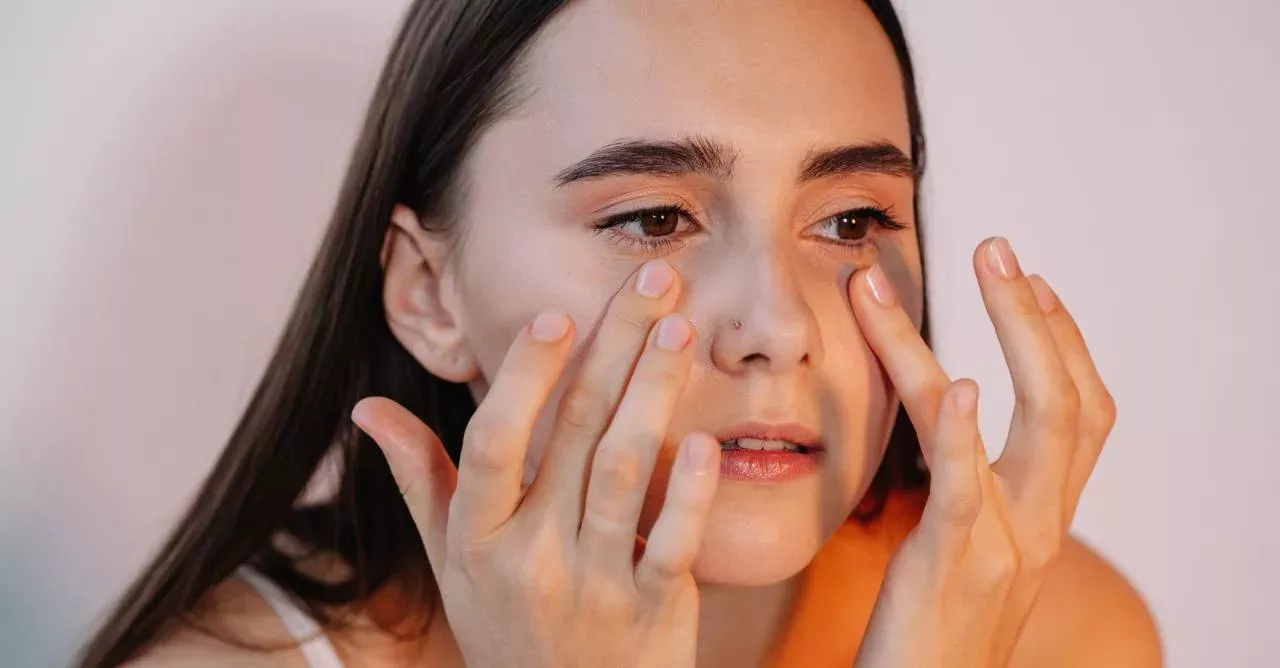 Here is how you can make a homemade eye contour cream