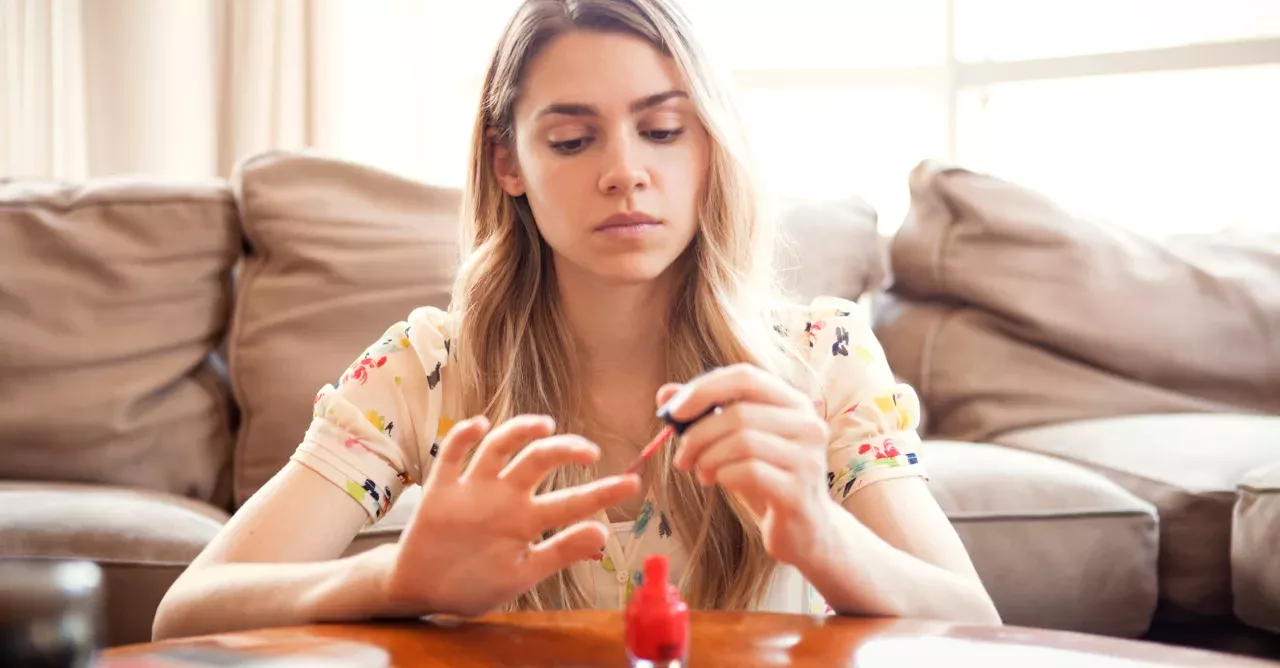 How to remove your nail varnish or at home