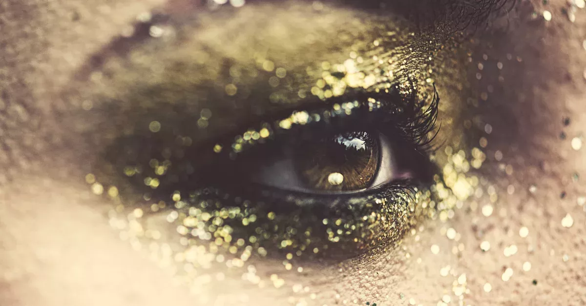 This Is How You Should Wear Glitter Makeup During The Holidays