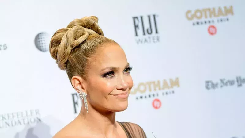  Jennifer Lopez Looked Amazing In This Black Shoulder Pad Plunge Neck Bodysuit!