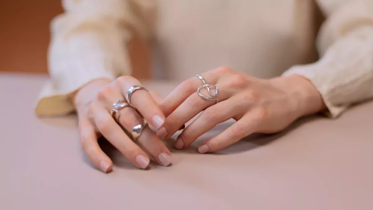 Tired of dull-looking tarnished silver jewellery? Here is how to bring it back to life