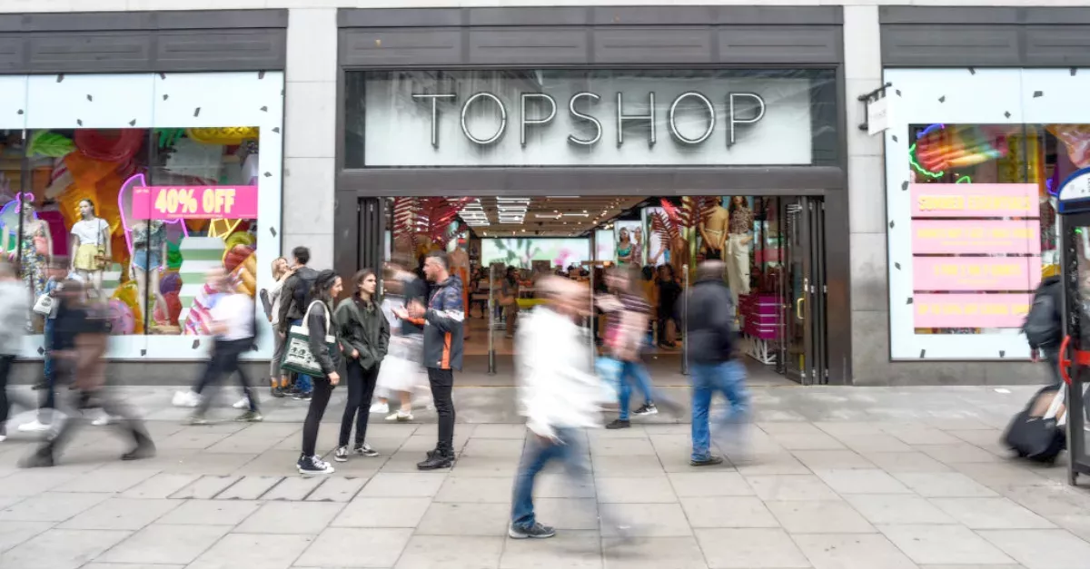 Top Shop Is Selling A Nylon Shoulder Bag For Only £18 And It's Perfect For The Winter/Spring Season