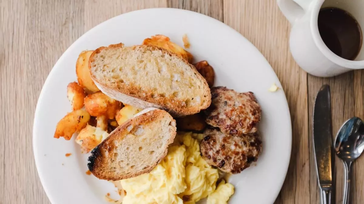 avoid eating eggs with hot coffee for breakfast