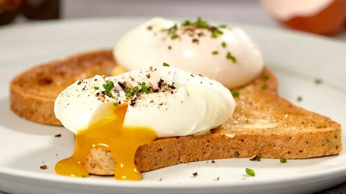 Here’s a hack to get perfect poached egg in under a minute