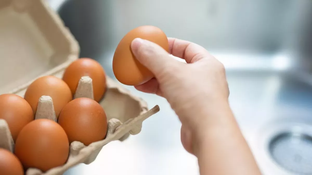 Never wash your eggs before cooking due to this serious health hazard