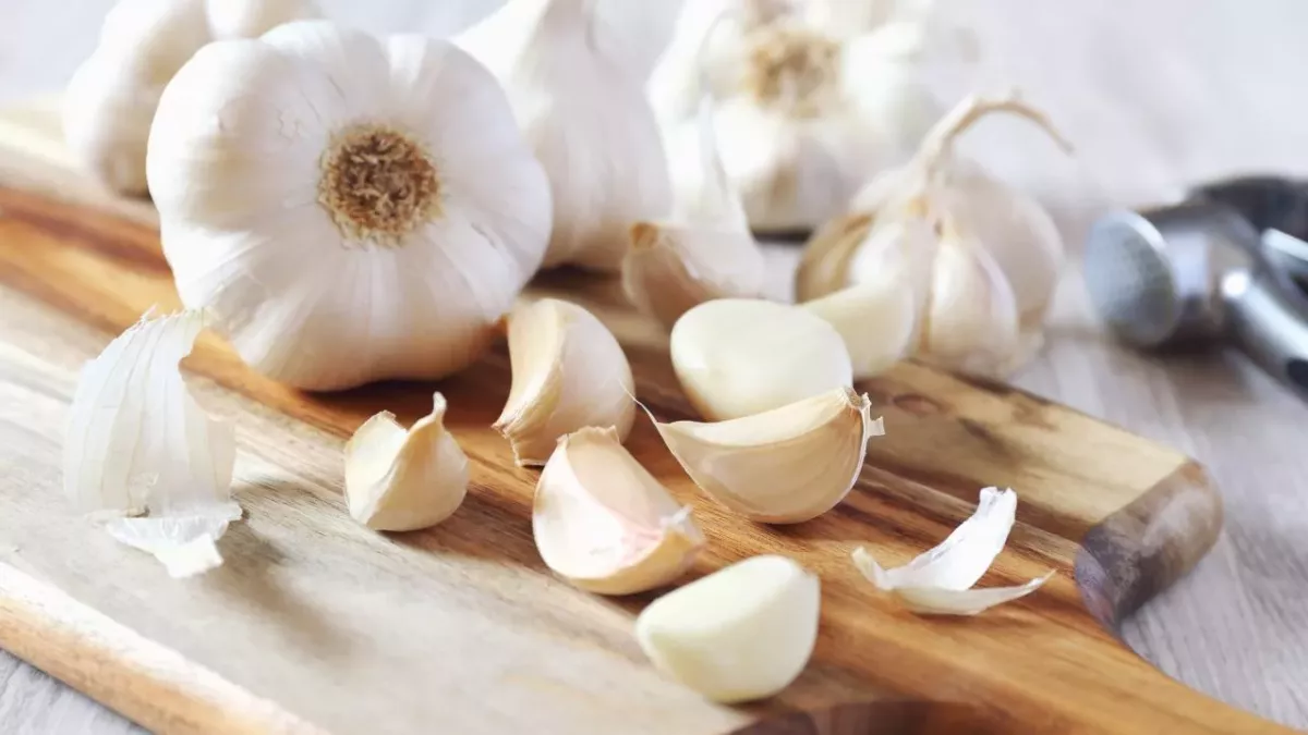 People are going crazy after finding out how to peel a garlic in just a few seconds