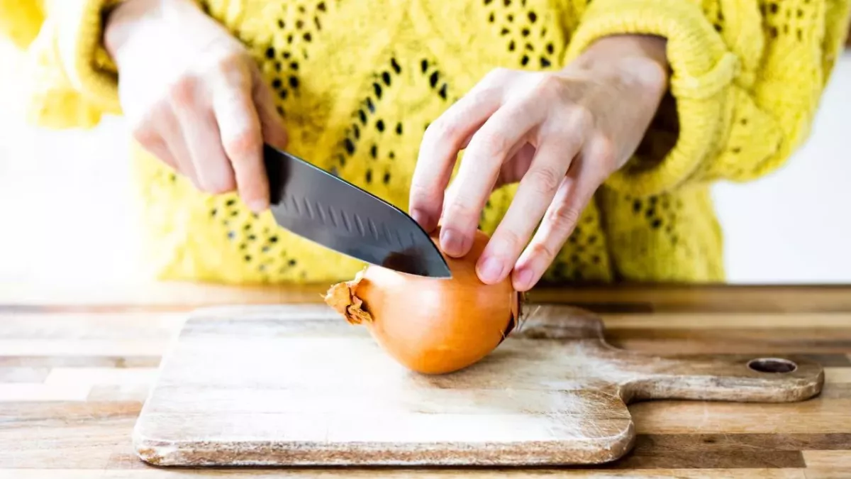 People shocked to find out this 'genius' hack to cut onions