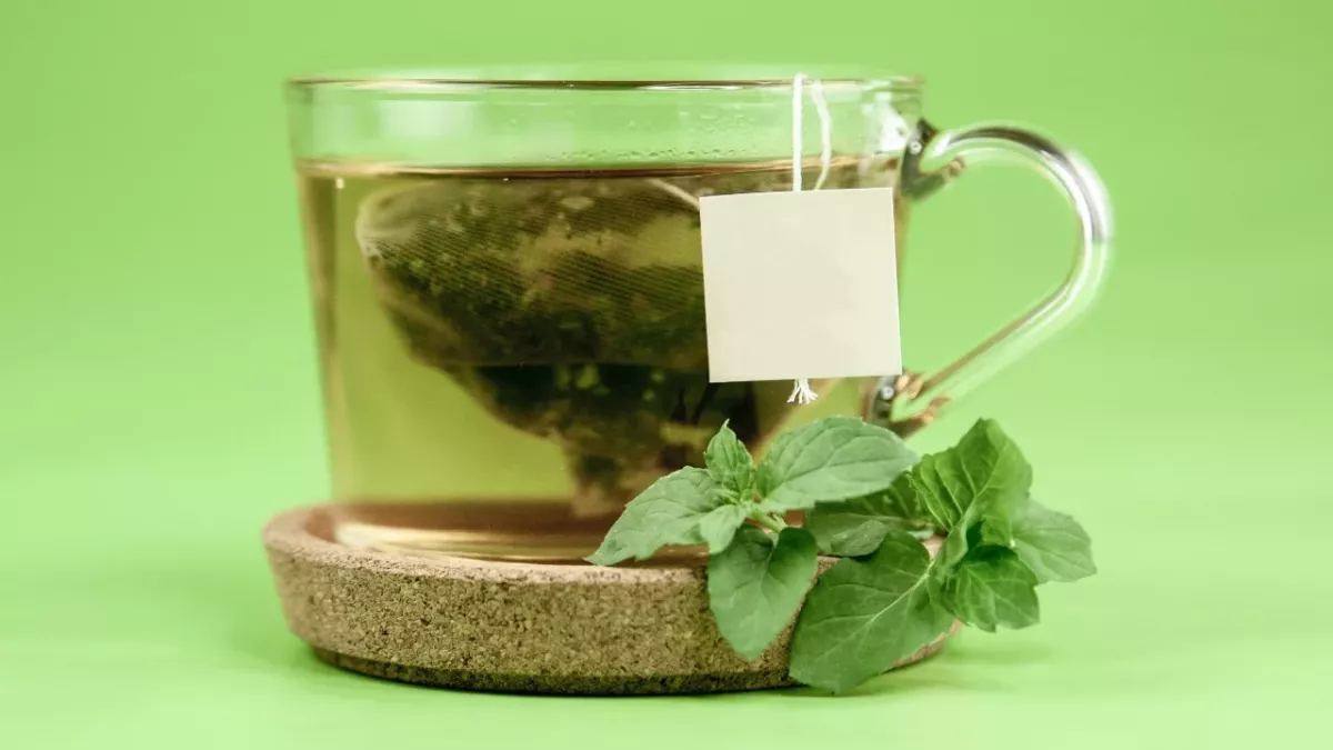 Putting honey in your green tea has many health benefits