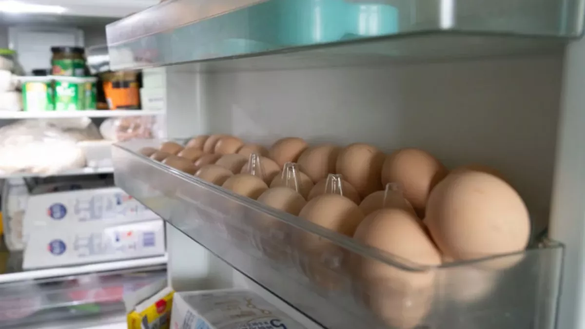 store eggs in the refrigerator 