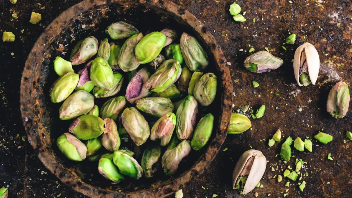 There’s a Surprising Benefit to Eating Pistachios Before Bed