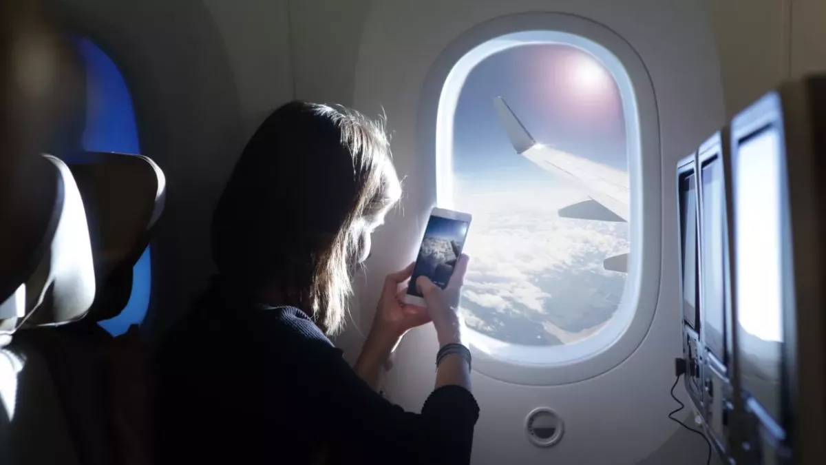 phone on flight mode in plane