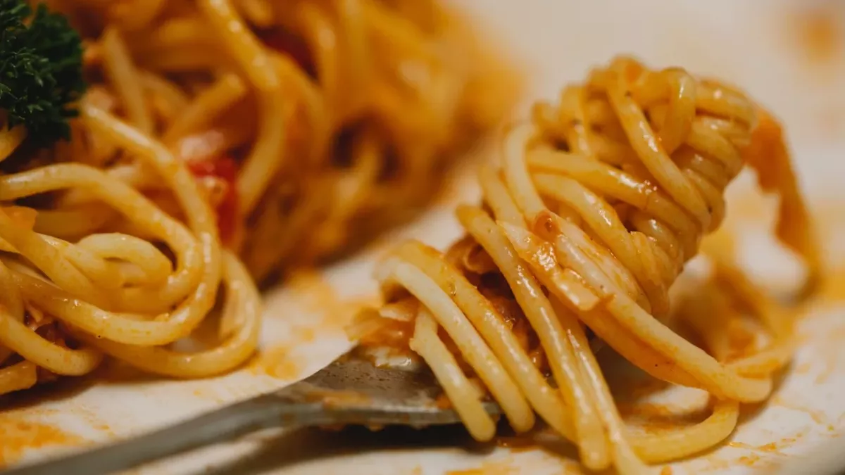 Remove stubborn grease stains from plastic Tupperware in seconds with this easy 1p hack