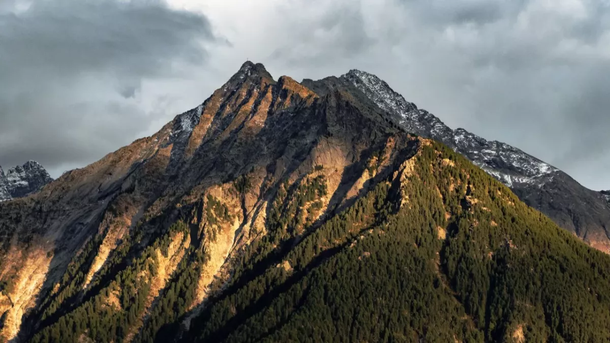 Alaska volcano on the verge of eruption after massive earthquake