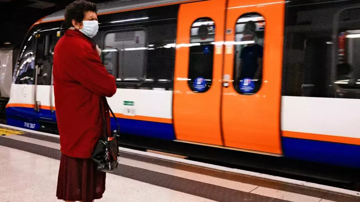 COVID: Facemasks no longer obligatory on TFL services and Tube 