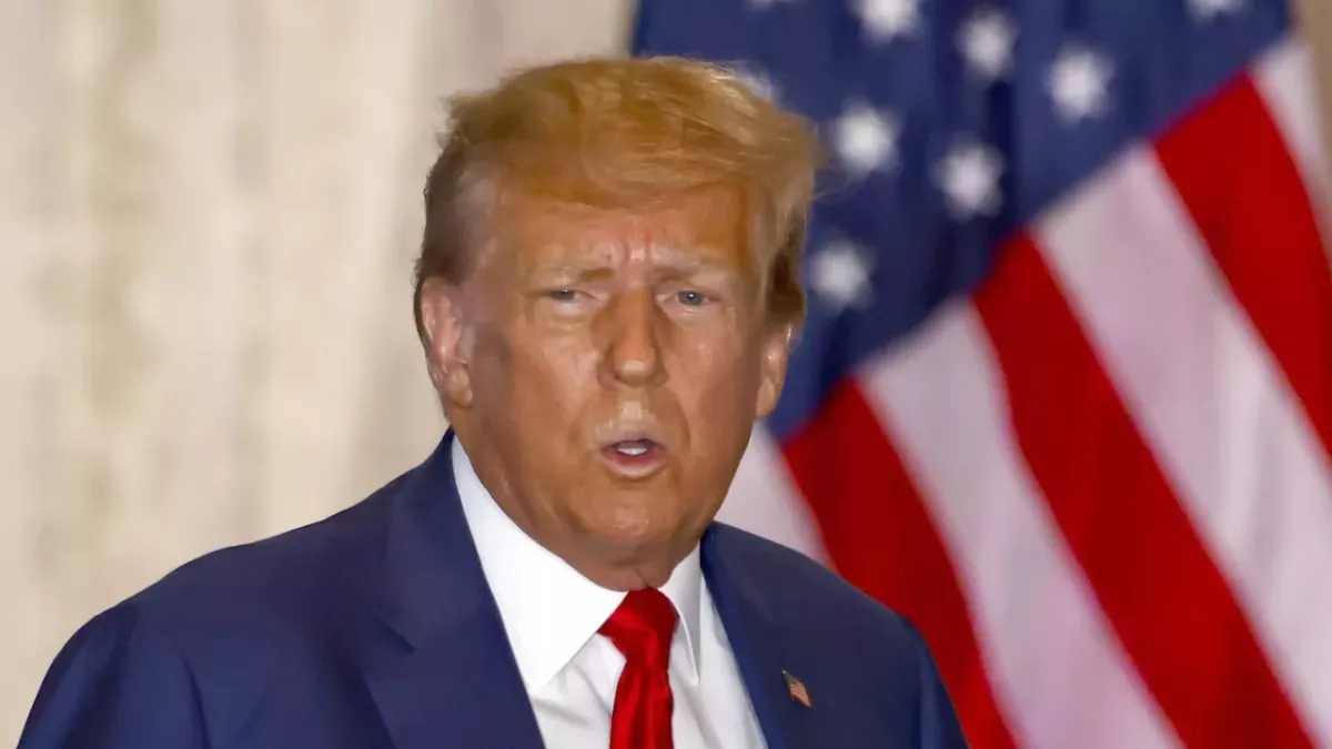 Donald Trump freezes during speech election  