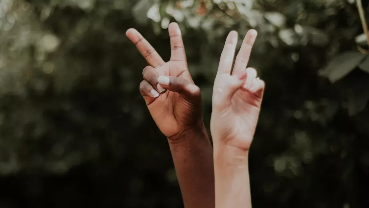 Here's the shocking reason why you should never make the 'peace' sign in photos