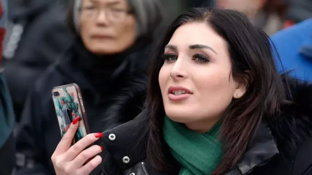 JD Vance distance himself Laura Loomer racist comments Republicans politics